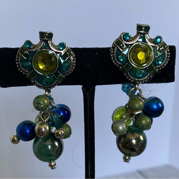 Vintage 1990s Clip on earrings lightweight collector - Picture 2 of 5